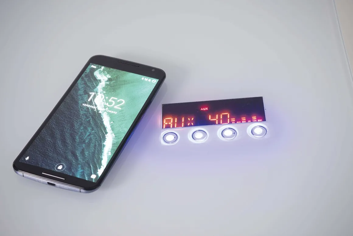 Miliboo Bureau Design-Bureau connecté multimédia avec tiroir en verre et métal blanc L120 cm CLEVER