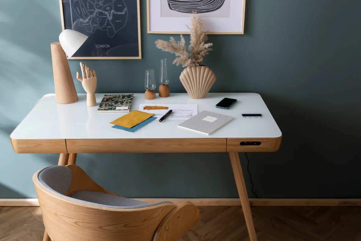 Miliboo Bureau Design-Bureau connecté multimédia avec tiroir en verre et bois clair L120 cm CLEVER