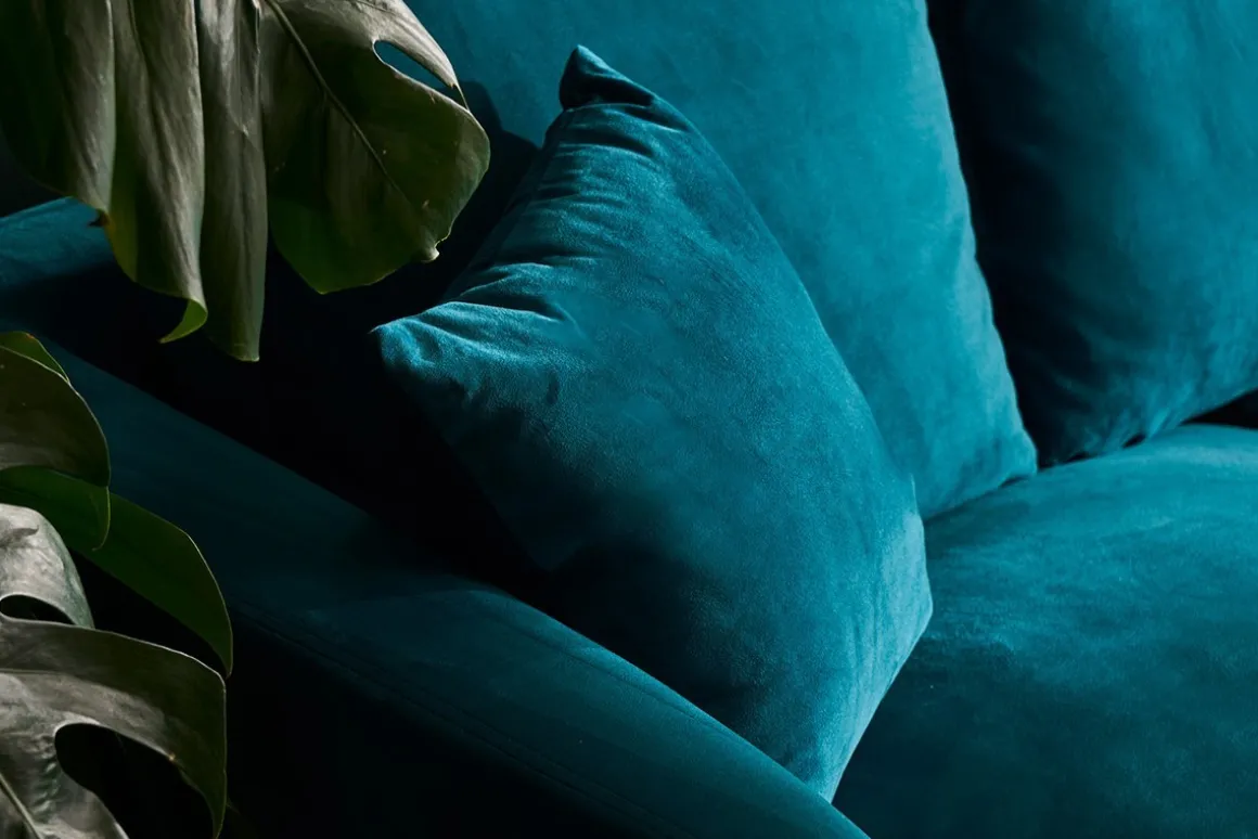 Miliboo Canapé Design|Voir Tous Les Canapés-Canapé design 3 places en tissu velours bleu pétrole et métal noir JERRY