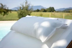 Miliboo Chaise Longue-Chaise longue bain de soleil blanc cassé et bois massif BIARRITZ