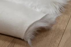 Miliboo Tapis-Tapis descente de lit imitation fourrure blanche 60 x 90 cm MEGEVE
